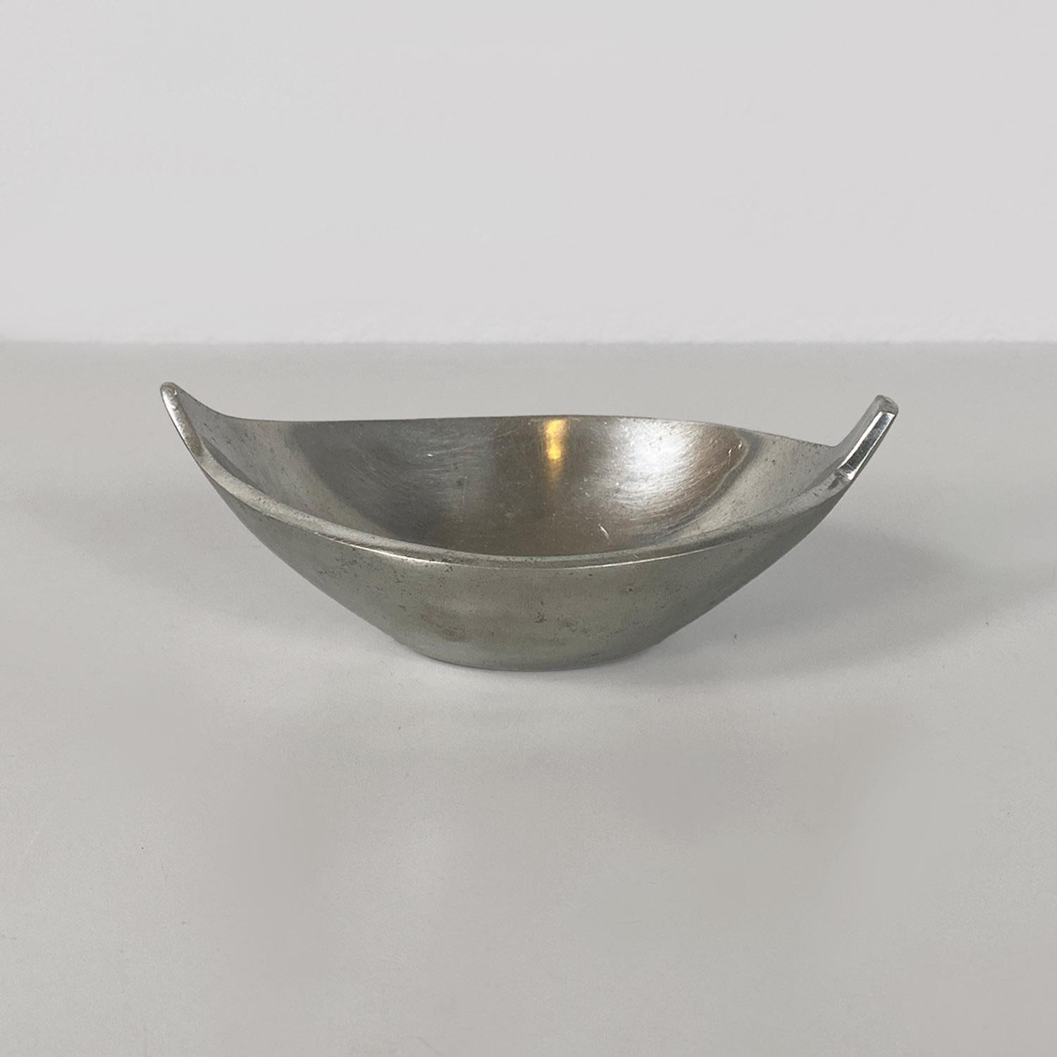 Italian modern metal irregular bowl or container cup by La Rinascente, 1990s.
Bowl or container cup, small in size, made of metal and with an irregular shape, with a pointed end and the opposite end with a square tab shape.
Produced by La Rinascente