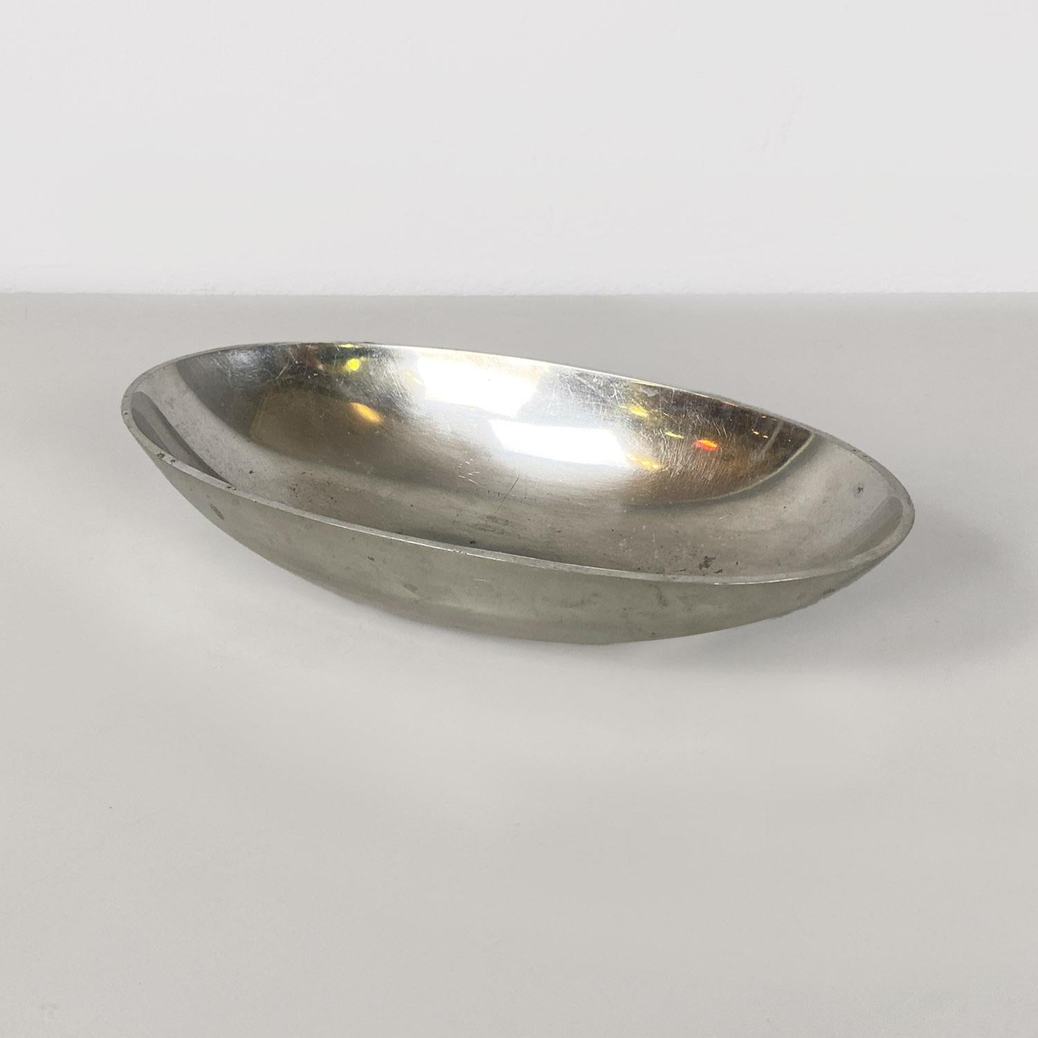 Italian modern metal oval serving bowl or container by La Rinascente, 1990s.
Oval-shaped metal serving bowl or container, ideal for serving appetizers and aperitifs.
Produced by La Rinascente in approx. 1990, with logo label.
Good condition, with
