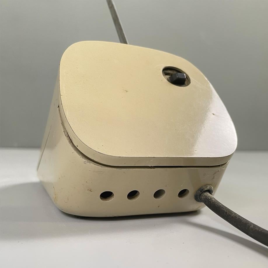Italian modern metal rod black diffuser and beige plastic base table lamp, 1980s in vendita 4