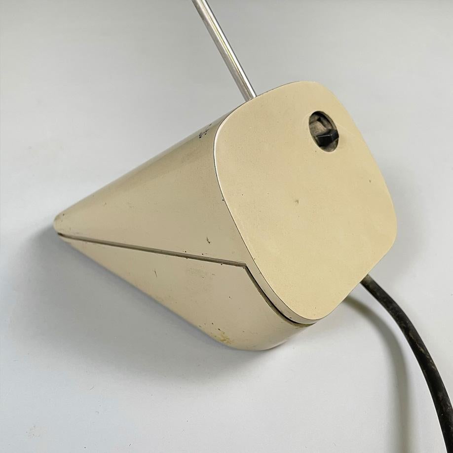 Italian modern metal rod black diffuser and beige plastic base table lamp, 1980s in vendita 5