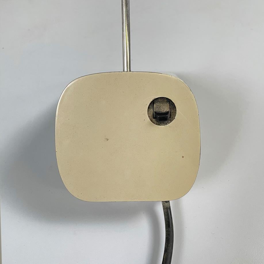 Italian modern metal rod black diffuser and beige plastic base table lamp, 1980s in vendita 6