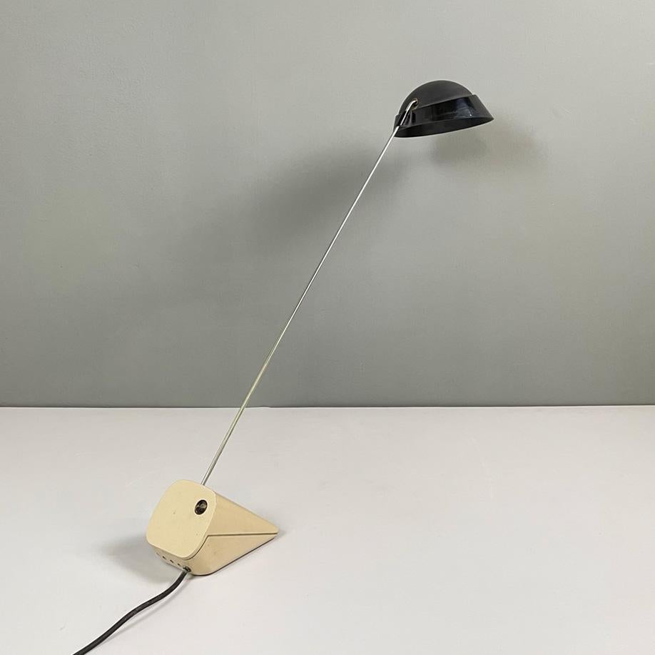 Modern Italian modern metal rod black diffuser and beige plastic base table lamp, 1980s For Sale
