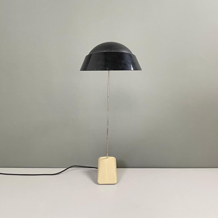 Italian modern metal rod black diffuser and beige plastic base table lamp, 1980s In Good Condition For Sale In MIlano, IT