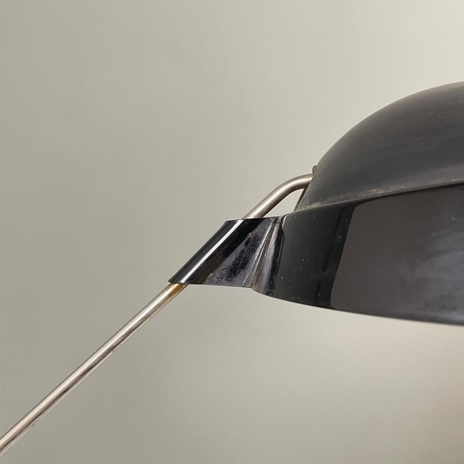 Moderne italienische Tischlampe mit schwarzem Diffusor und beigem Kunststoffsockel, 1980er Jahre (Metall) im Angebot
