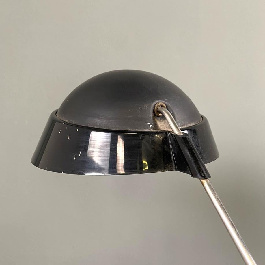Italian modern metal rod black diffuser and beige plastic base table lamp, 1980s For Sale 1