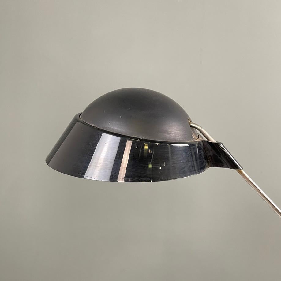 Italian modern metal rod black diffuser and beige plastic base table lamp, 1980s in vendita 2