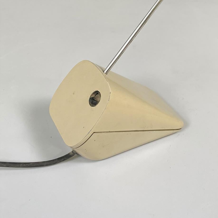 Italian modern metal rod black diffuser and beige plastic base table lamp, 1980s in vendita 3