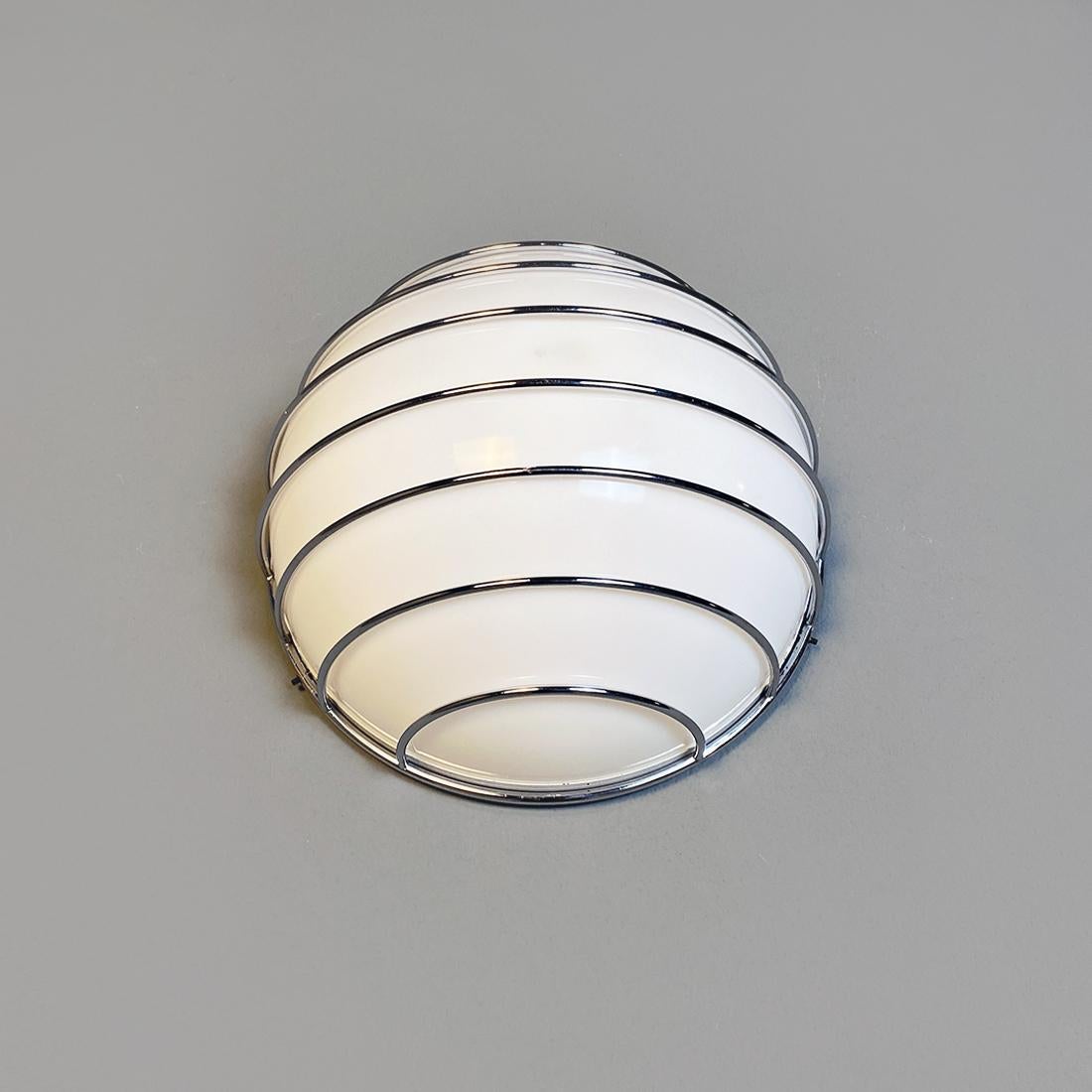 Lámpara de pared italiana moderna de estructura de varilla metálica y pantalla de plástico blanco, años 70 Metal en venta