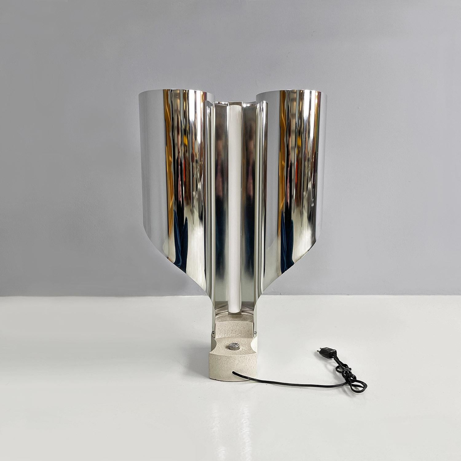 Spinnaker table lamp in chromed and painted metal by Corsini & Wiskemann for Stilnovo
Table lamp with metal base with crackle finish and chromed metal structure and sail lampshade, in curved aluminum sheet. Equipped with three lamp holders and