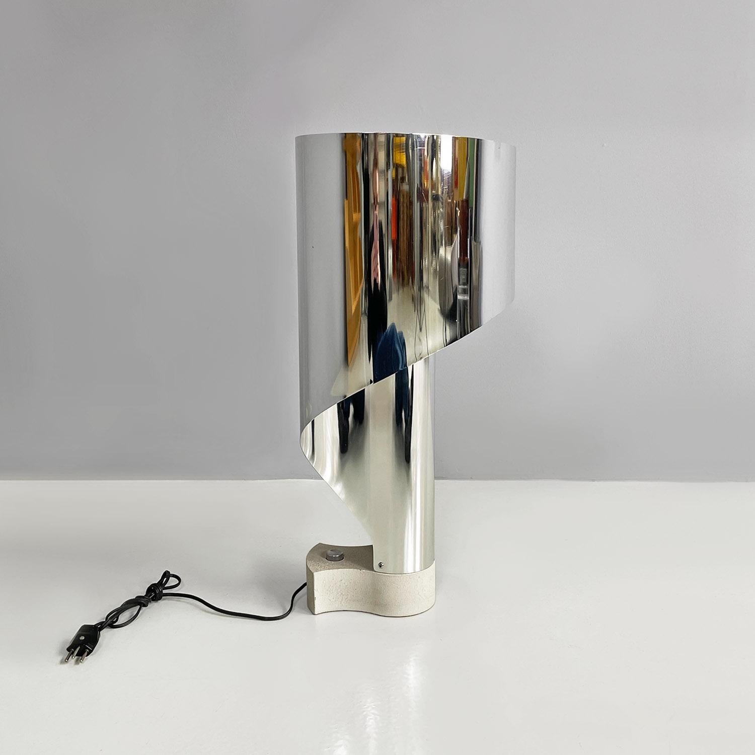 Italian modern metal Spinnaker table lamp, Corsini & Wiskemann for Stilnovo 1970 In Good Condition For Sale In MIlano, IT