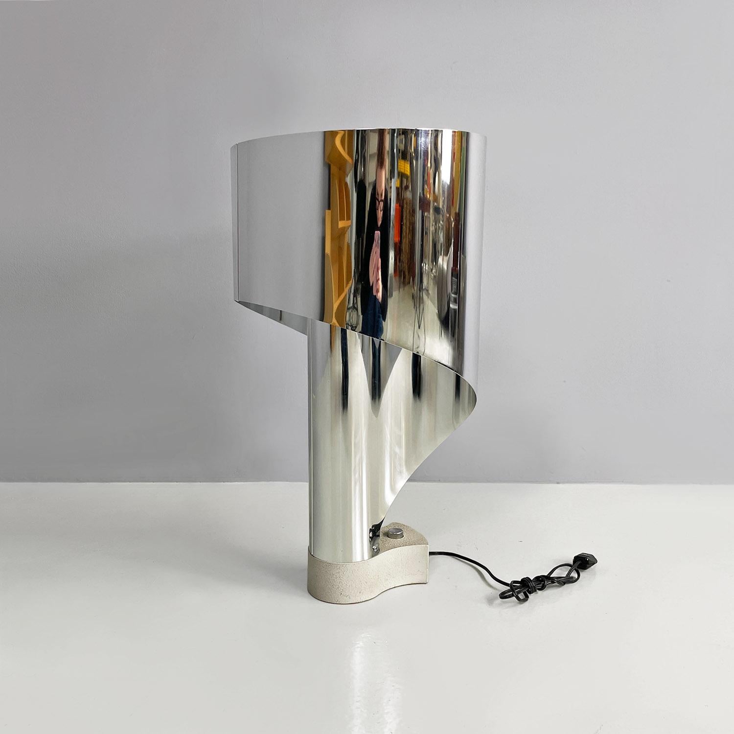 Late 20th Century Italian modern metal Spinnaker table lamp, Corsini & Wiskemann for Stilnovo 1970 For Sale