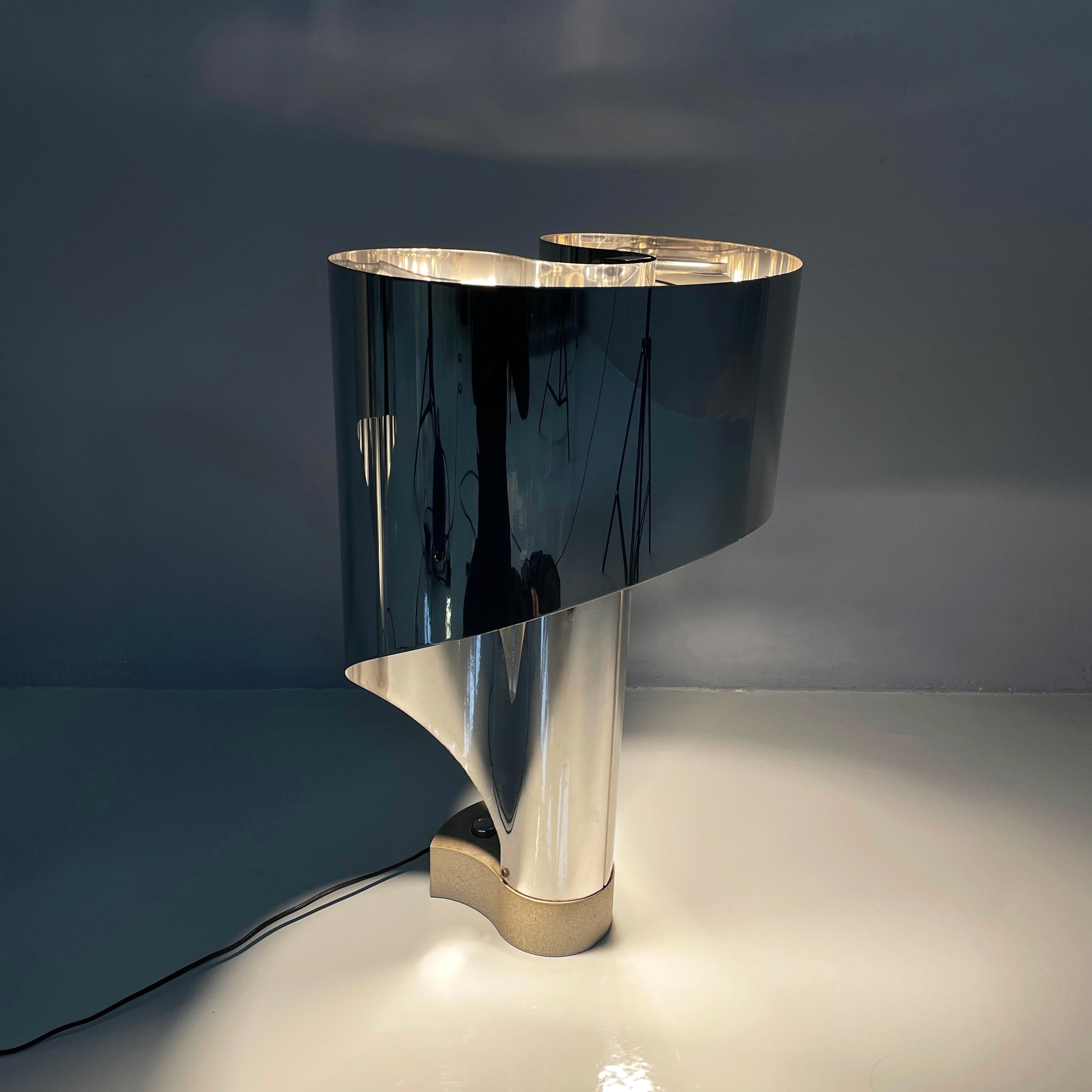 Lámparas de sobremesa modernas italianas Spinnaker de Costantino Corsini and Giorgio Wiskemann para Stilnovo, años 70
Pareja de lámparas de mesa modelo Spinnaker con pantalla de chapa de aluminio curvada. Tiene tres fuentes de luz: dos en la parte