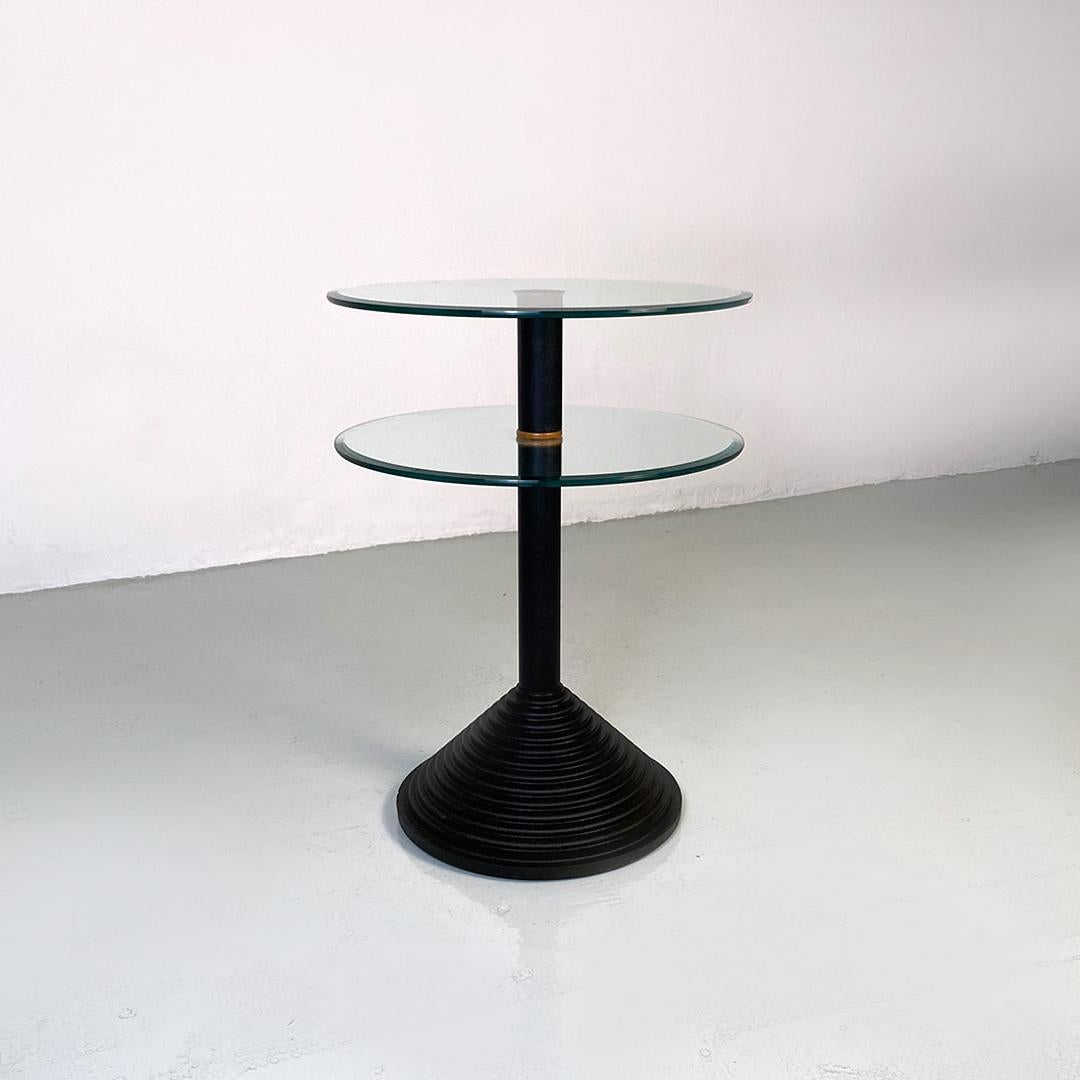 Italian modern metal structure and glass double round top, 1980s
Beautiful coffee table with metal base and central stem with round section that supports two round shelves of the same size, both in glass with ground edge.
About 1980s
Very good