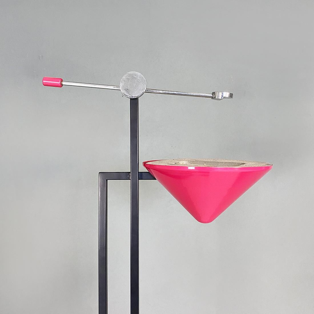 Lampada da terra moderna italiana con struttura in metallo e diffusore conico color magenta, anni '80 in vendita 1