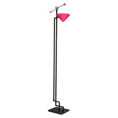 Lampadaire italien moderne en métal et diffuseur conique magenta, années 1980
