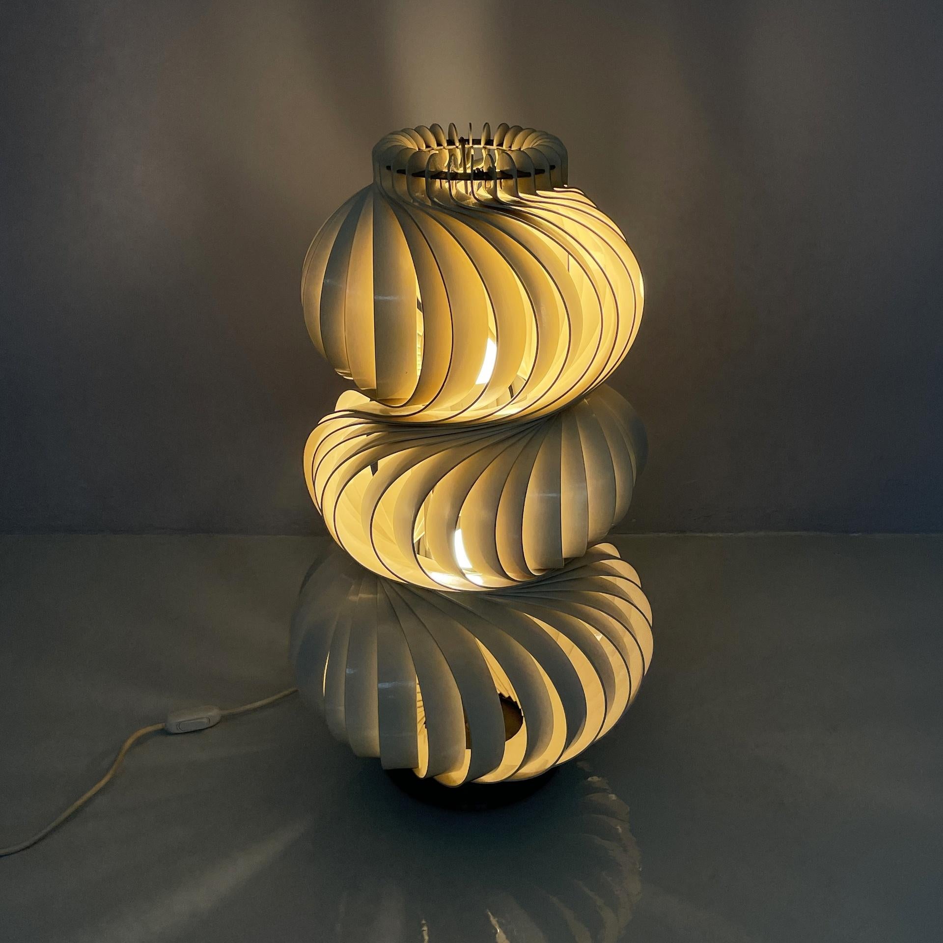 Italian modern metal table lamp Medusa by Olaf von Bohr for Valenti, 1970s
Table lamp model Medusa with round base. The diffuser is composed of a series of curved sheets of white-beige painted metal, joined at the top by a metal circle. Round base