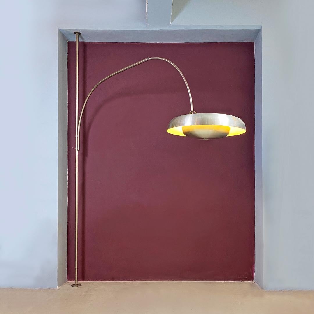 Italian modern metal telescopical and adjustable arc lamp by Pirro Cuniberti for Sirrah, 1970s.
Arc lamp with a totally metal structure consisting of a round section sky-earth upright and an arched arm, at the end of which there is a diffuser made