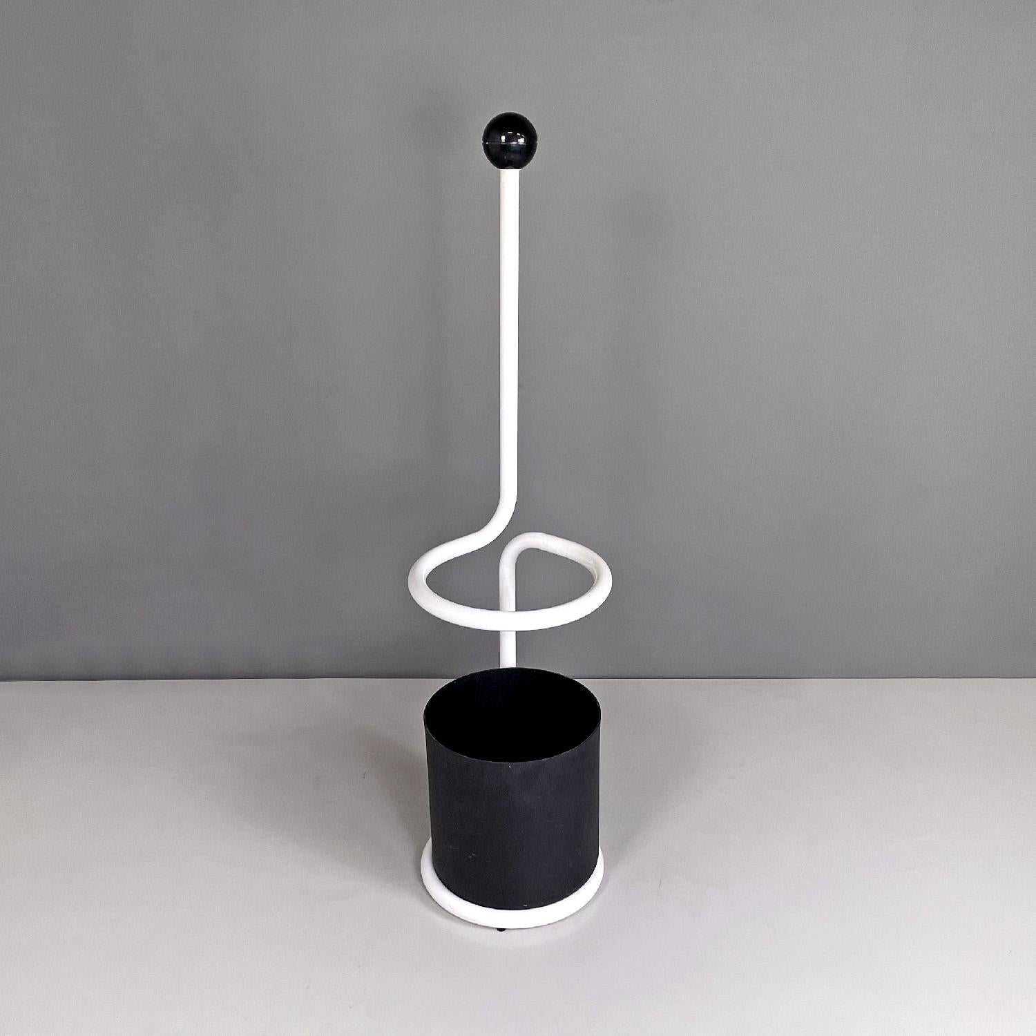 Italian modern metal umbrella holder by Forma e Funzione for Airon, 1980s
Round metal umbrella stand. The tubular structure in gray painted metal forms the base and the lateral stem, where inside there is a cylinder in black painted metal where