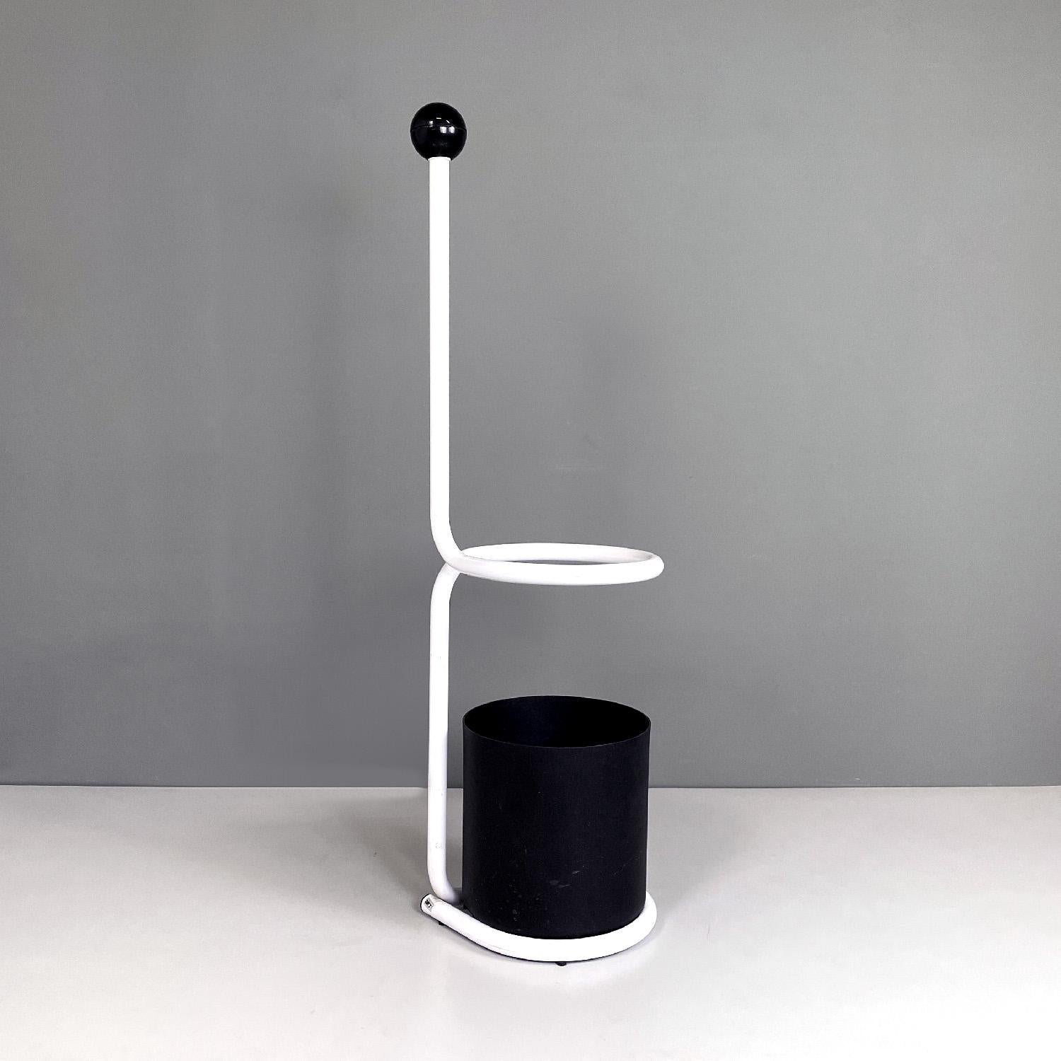 Italian modern metal umbrella holder by Forma e Funzione for Airon, 1980s In Good Condition For Sale In MIlano, IT