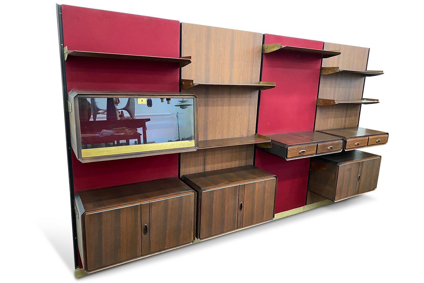 Modularer italienischer moderner Wandschrank aus Rosenholz, Wolle und Messing aus der Mitte des Jahrhunderts (Italienisch) im Angebot