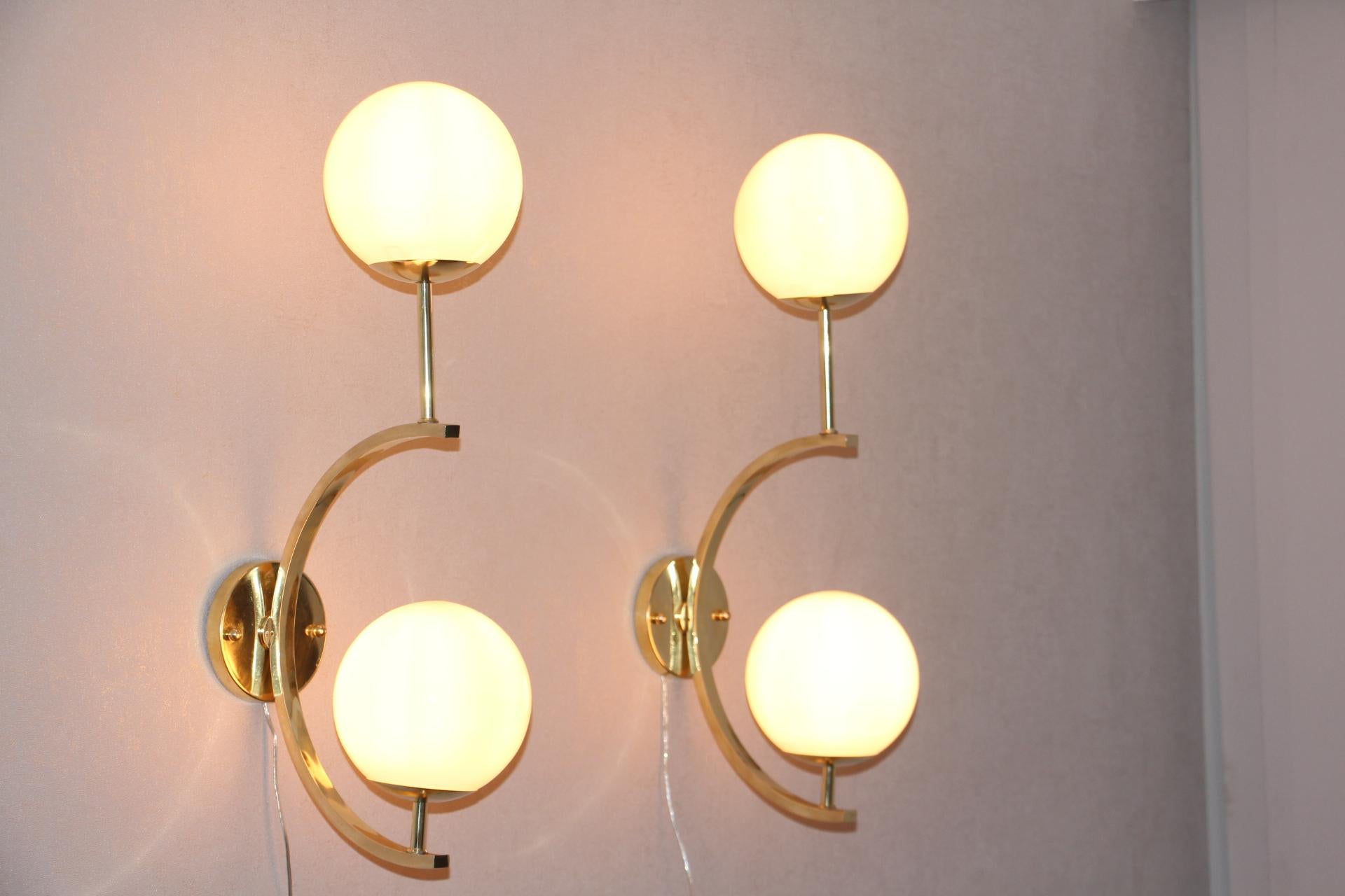 Italian Modern Midcentury Pair of Brass and Beige-Salmon Color Glass Sconces 5