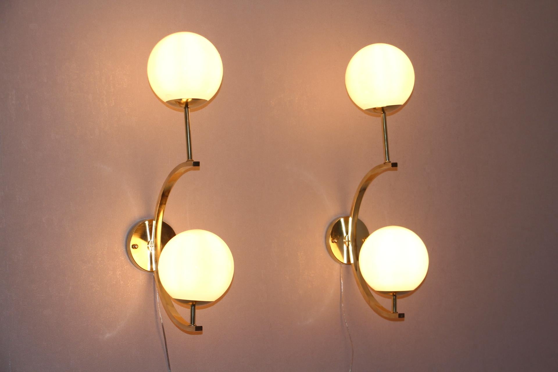 Italian Modern Midcentury Pair of Brass and Beige-Salmon Color Glass Sconces 4