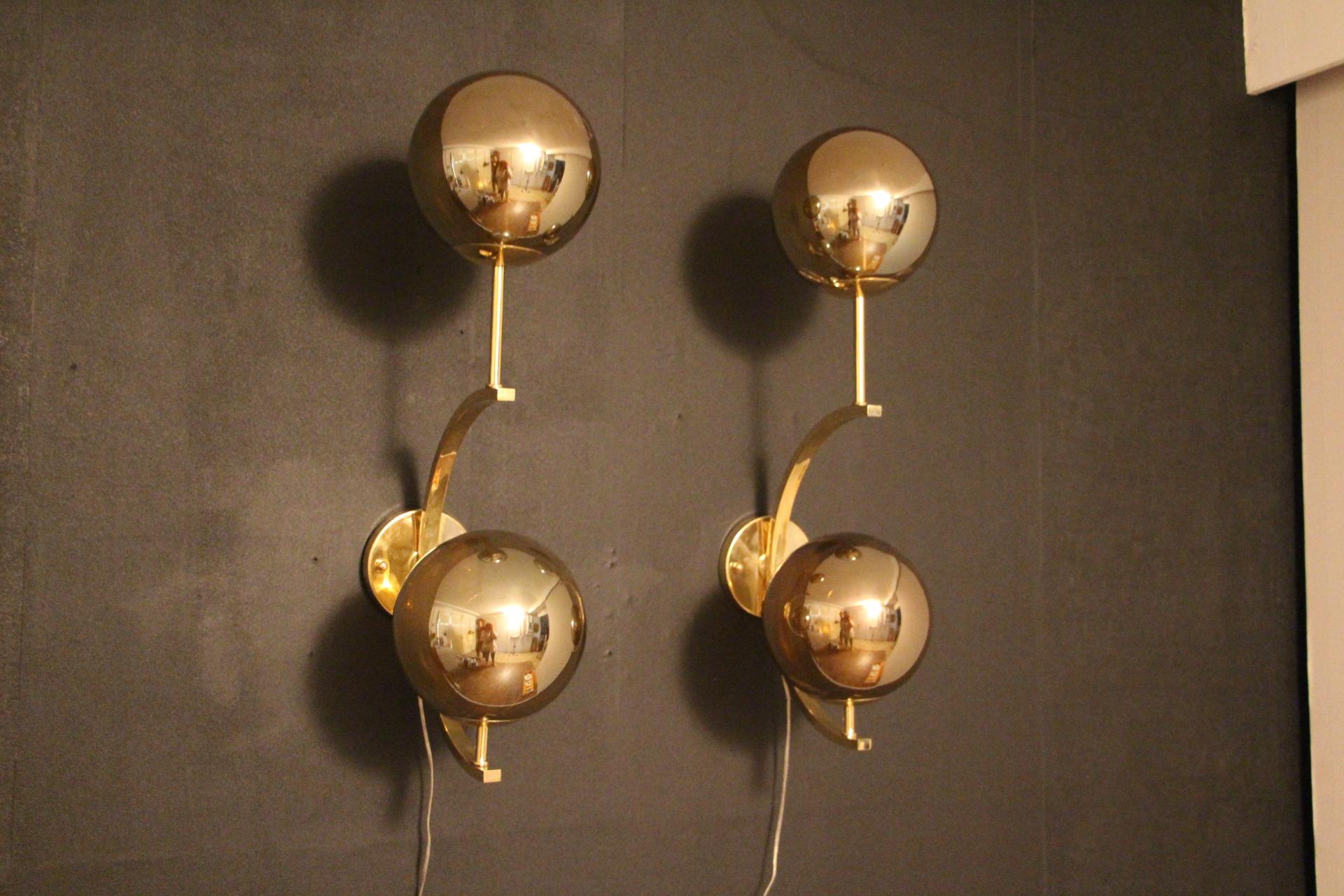 These sconces are very elegant with their brass frame and mercurised Murano glass globes. These globes are reflecting like mirrors in a silver and gold tone when light is switched off. With light on, they become champagne color with inclusions of