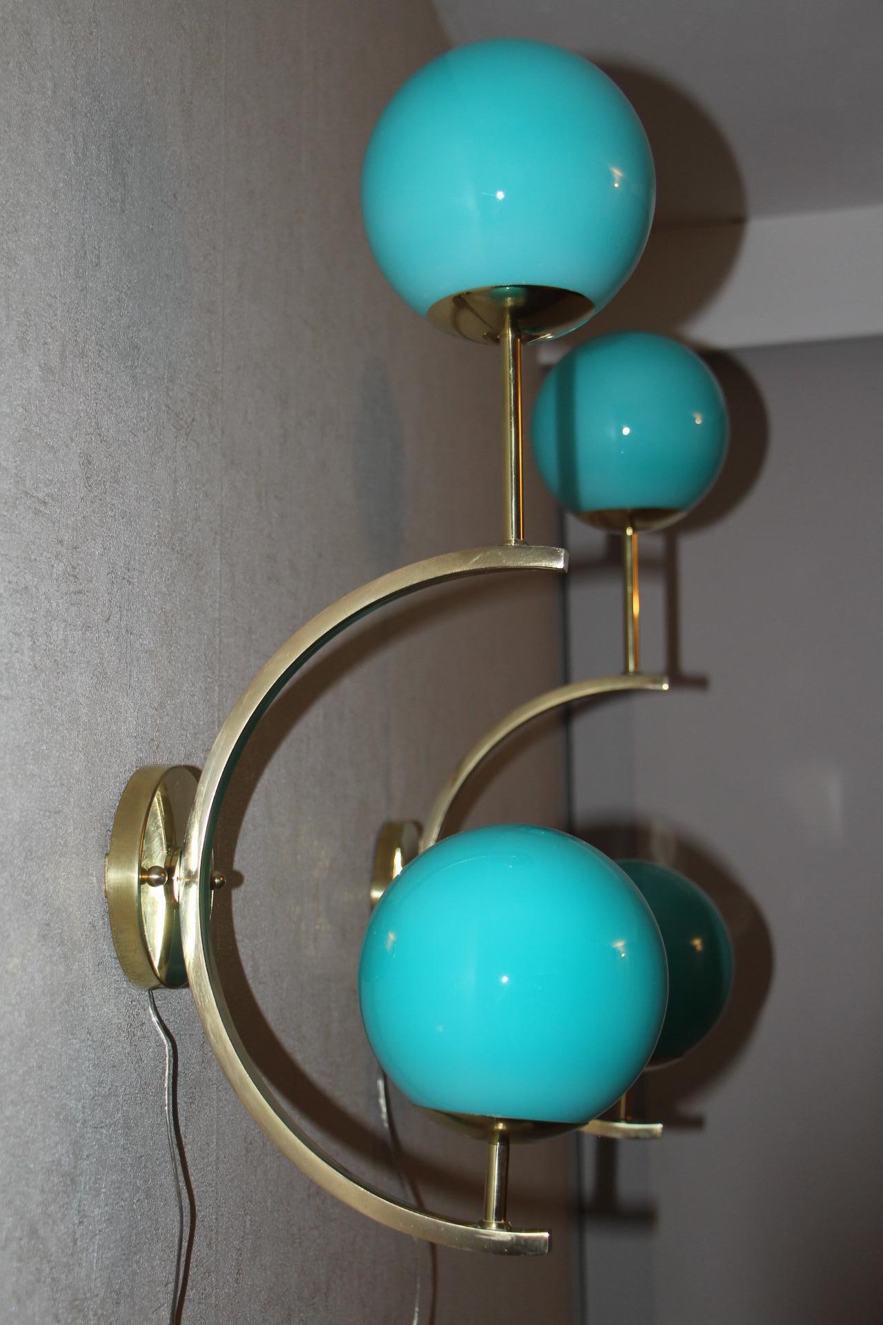 Laiton Paire d'appliques modernes Midcentury en laiton et verre bleu turquoise, appliques murales en vente