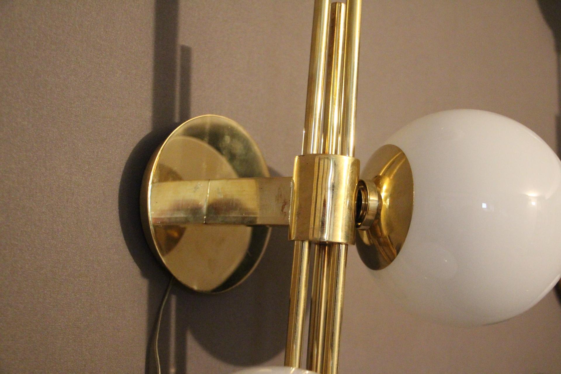 Italian Modern Midcentury Pair of Brass and White Murano Glass Sconces In Excellent Condition In Saint-Ouen, FR
