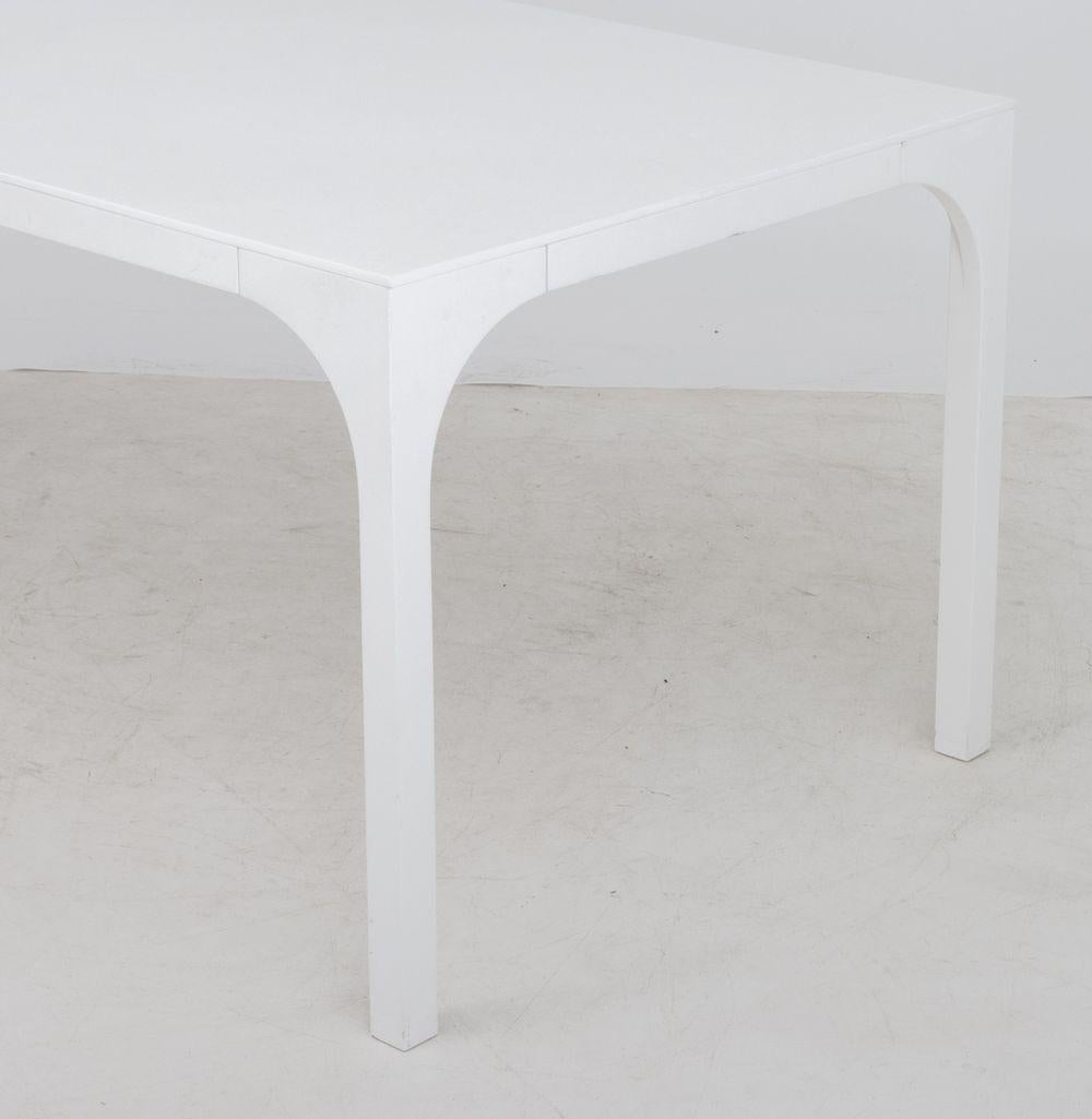 Italian Modern Minimalist White Dining Table In Good Condition For Sale In Astoria, NY