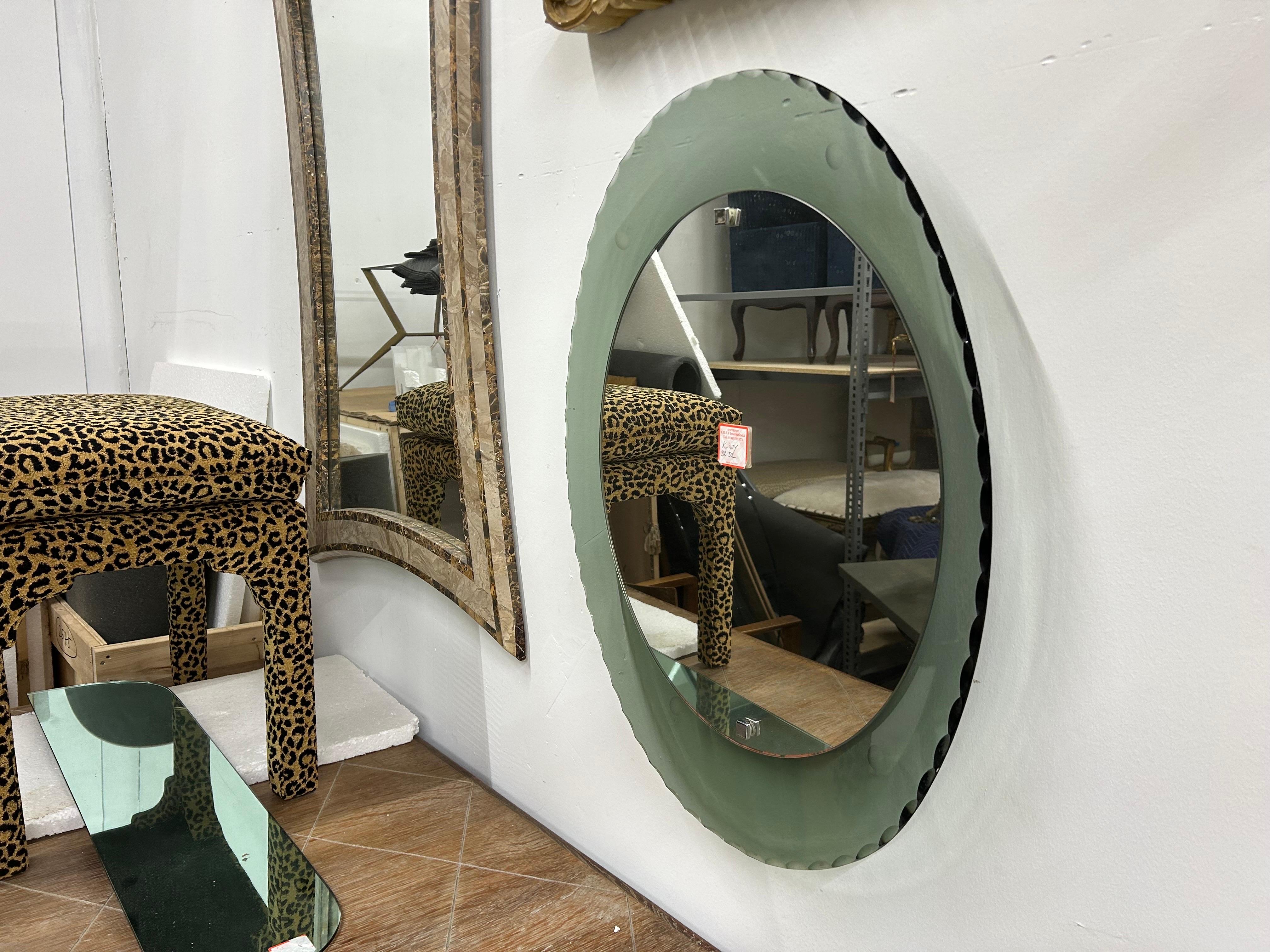 Miroir moderne italien inspiré de Fontana Arte.
Miroir en verre biseauté d'inspiration Fontana Arte.
Magnifique miroir biseauté italien du milieu du siècle inspiré de Fontana Arte. Ce joli miroir italien vintage a un beau périmètre biseauté vert