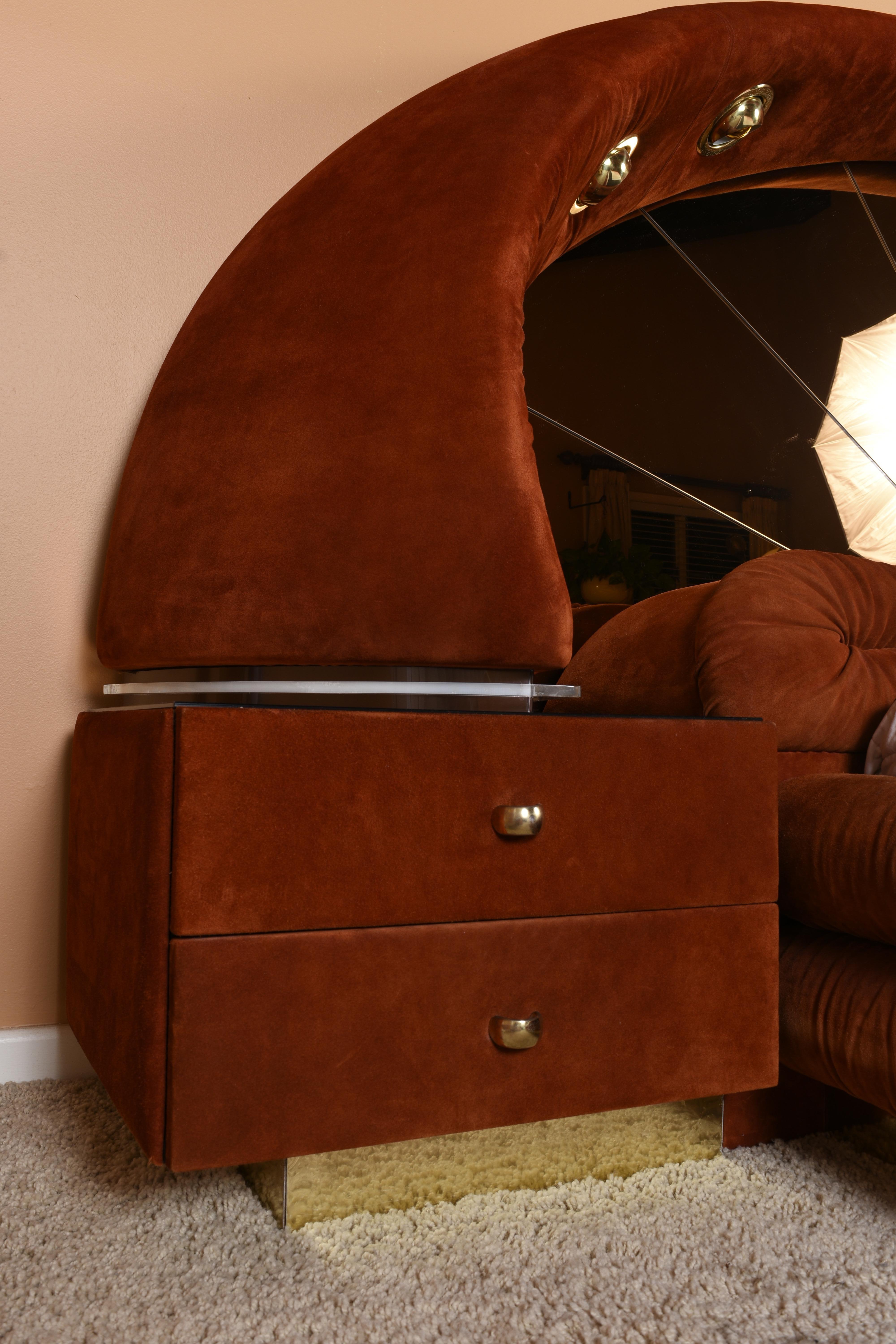 The Modernity Tête de lit en miroir Lit King en daim et tables de nuit par Verardo en vente 8