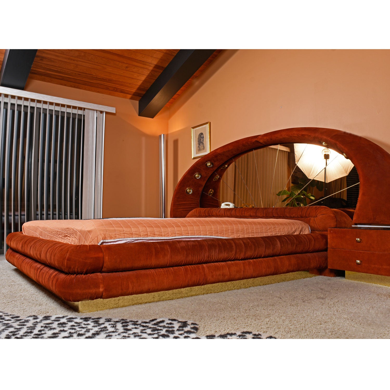 Mid-Century Modern The Modernity Tête de lit en miroir Lit King en daim et tables de nuit par Verardo en vente