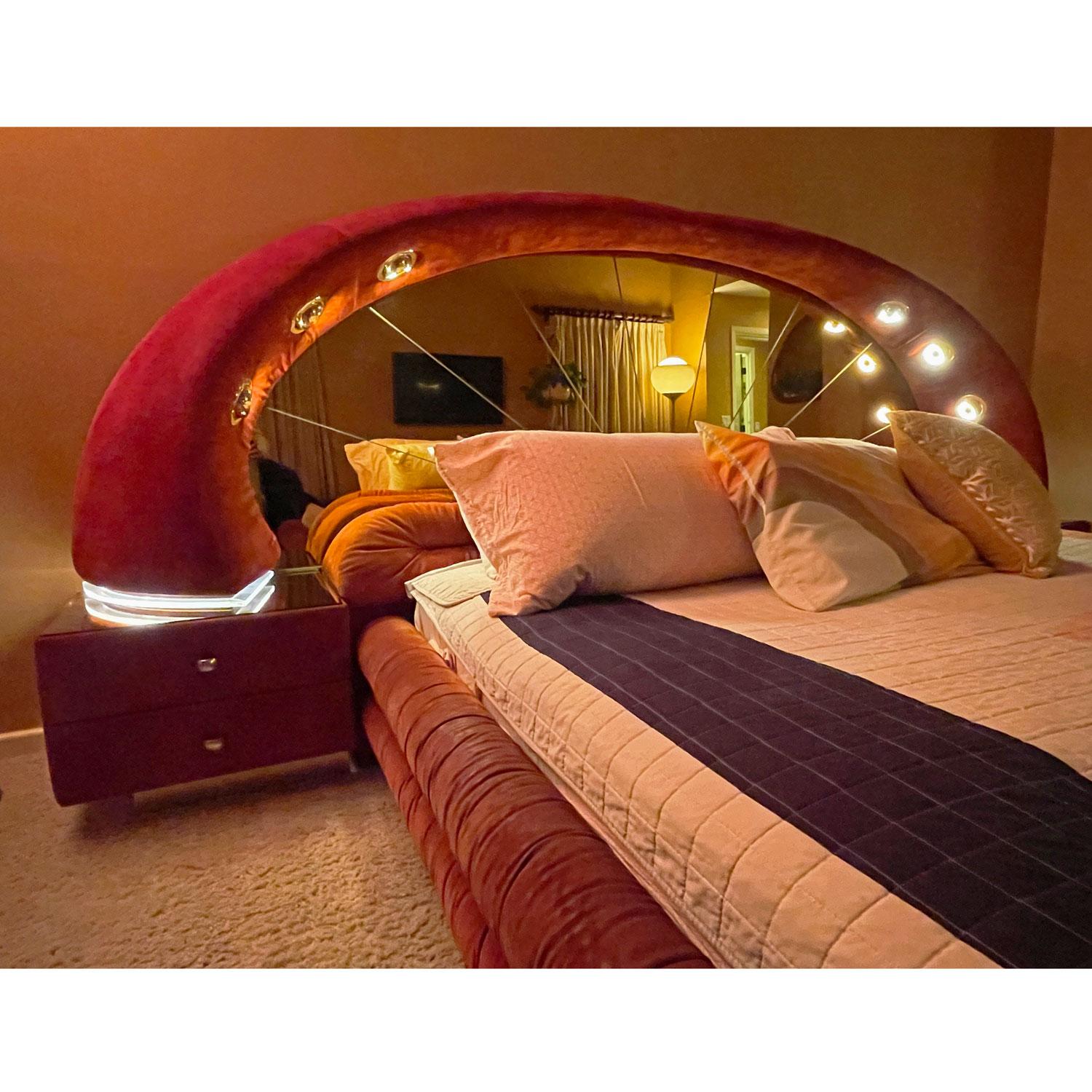 italien The Modernity Tête de lit en miroir Lit King en daim et tables de nuit par Verardo en vente