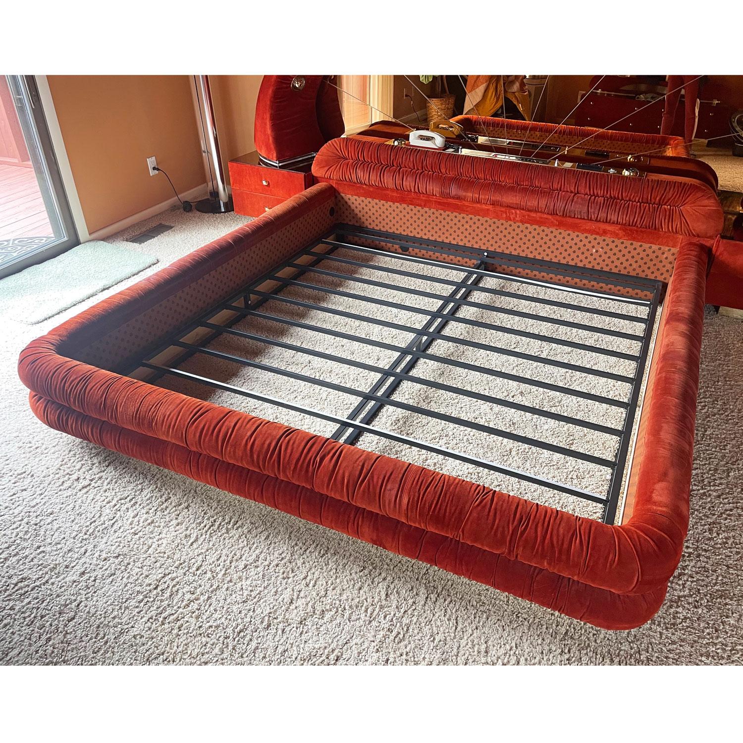Daim The Modernity Tête de lit en miroir Lit King en daim et tables de nuit par Verardo en vente