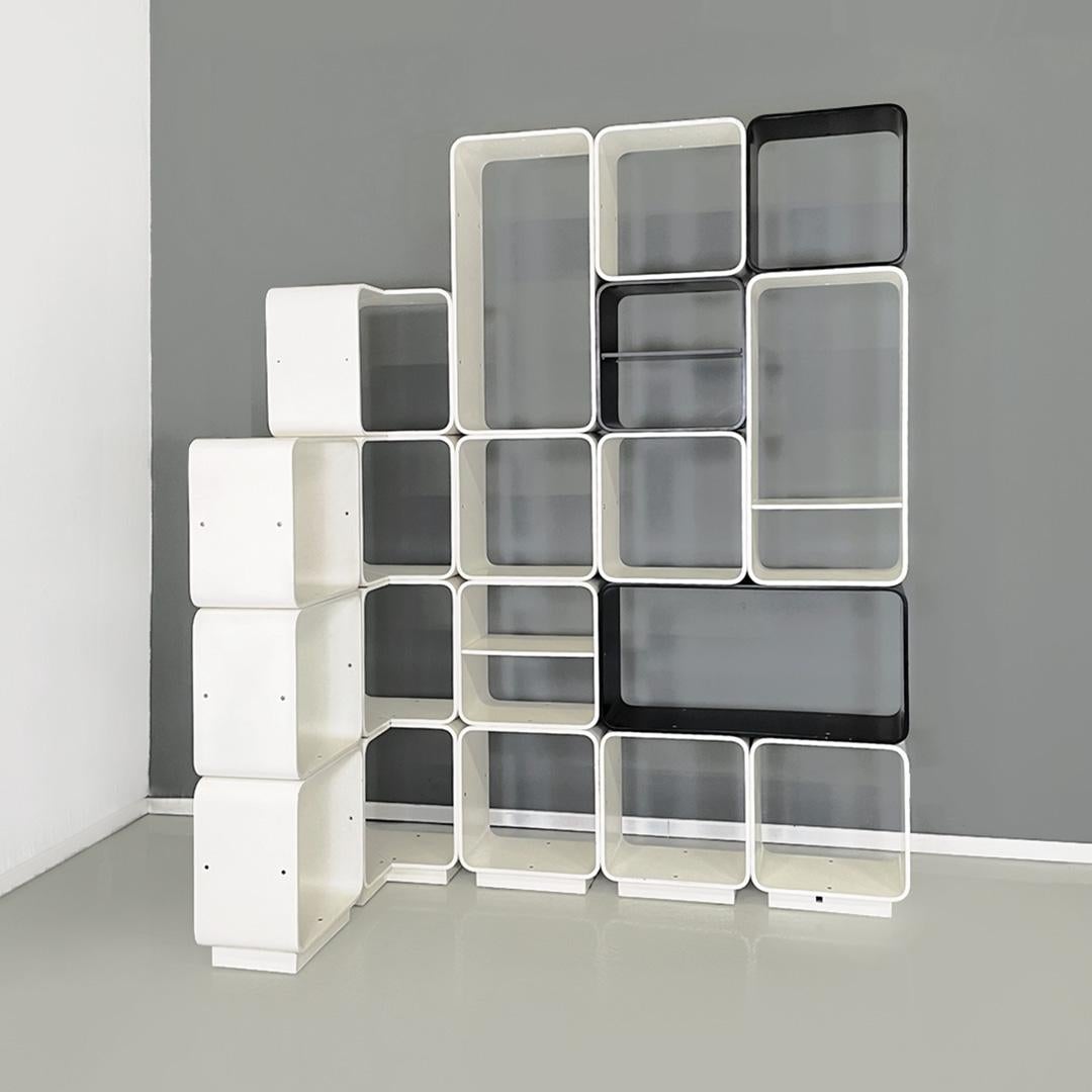Italian mid-century modern modular bookcase by Carlo de Carli for Fiarm, 1970s
Modular bookcase made up of 12 square, 3 rectangular and 4 corner modules. Black and white painted wooden structure. The corners of the modules are rounded. The