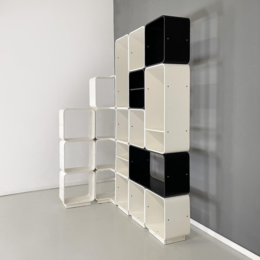 Moderne Bibliothèque modulaire italienne noire et blanche par Carlo de Carli pour Fiarm, 1970 en vente