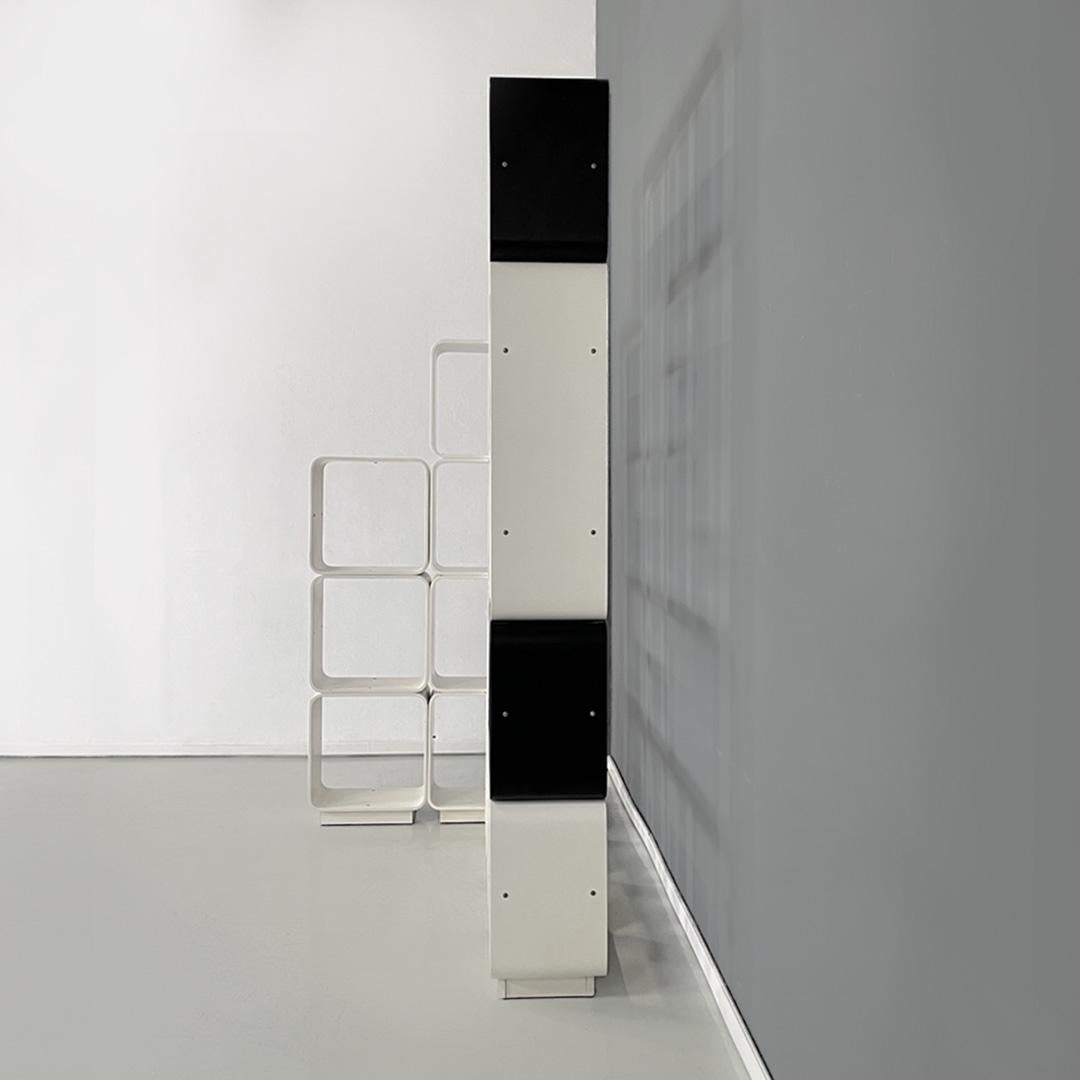 Modern Italian modern modular black white bookcase by Carlo de Carli for Fiarm, 1970s For Sale