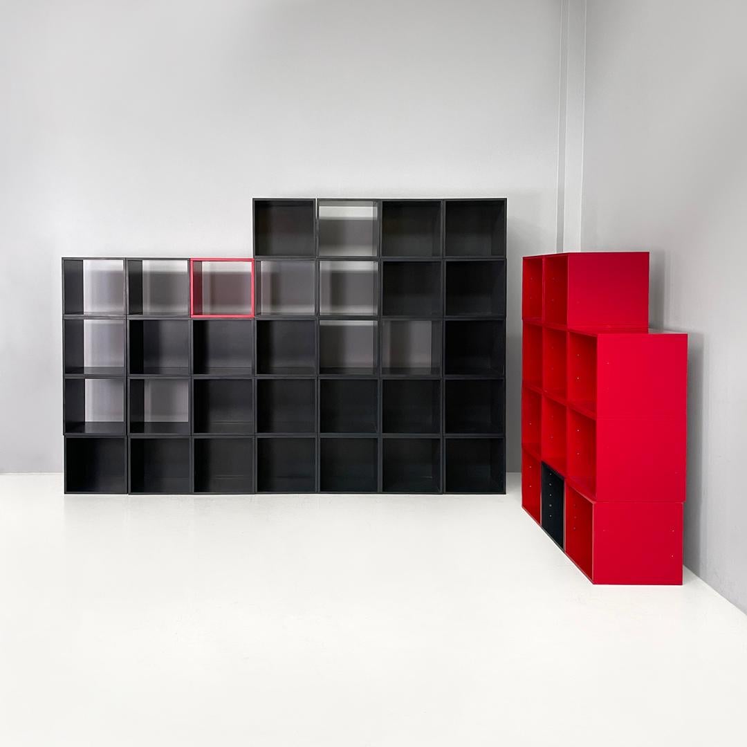 Bibliothèque modulaire italienne Programma 1 Antonia Astori De Ponti Driade 1970
Bibliothèque modulaire Programma 1 composée de 43 modules en bois laqués en rouge et bleu foncé avec une finition mate. Certains des modules ont un côté fermé, l'un des