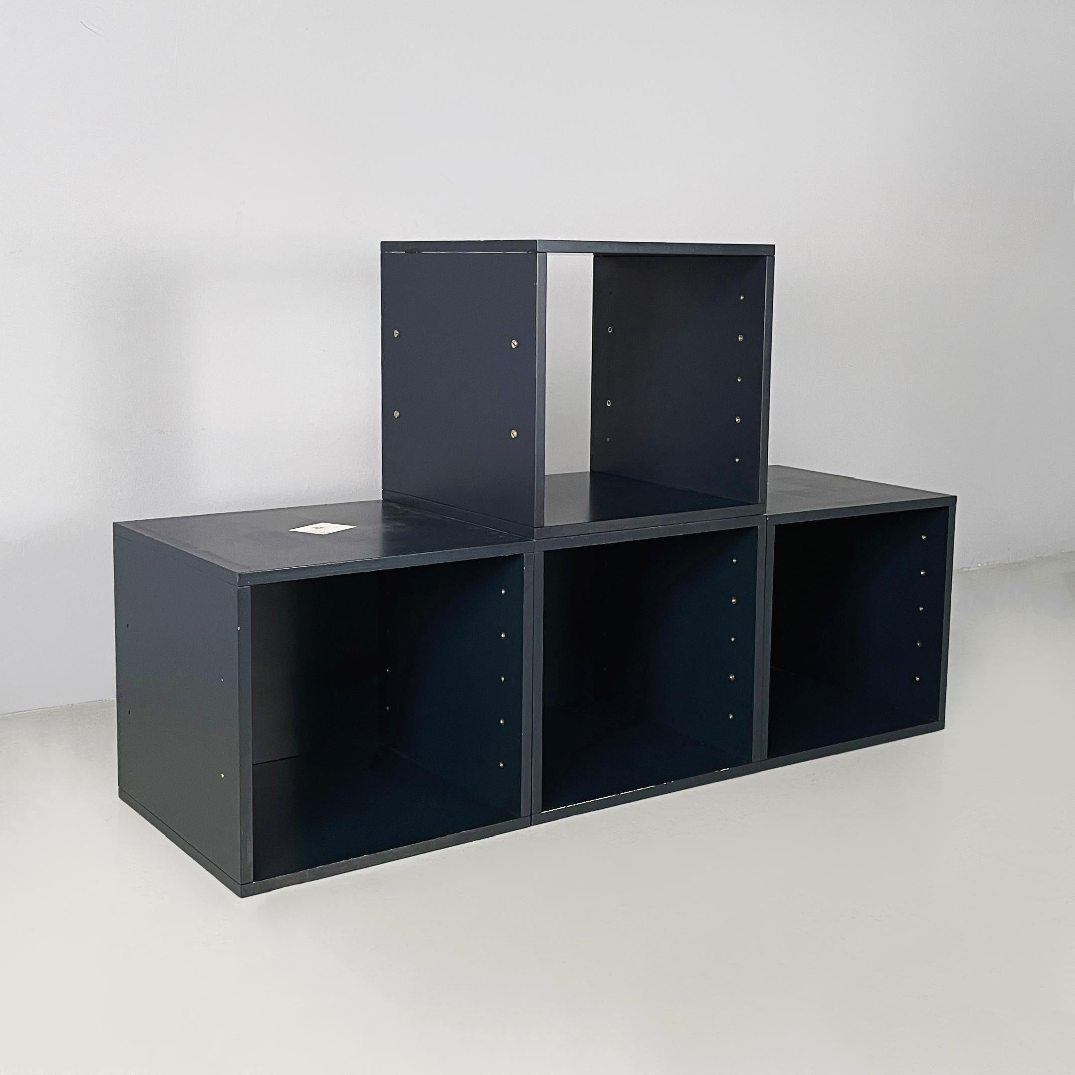 Bibliothèque modulaire italienne Programma 1 Antonia Astori De Ponti Driade 1970
Bibliothèque modulaire mod. Programma 1 composée de 4 modules en bois laqué bleu foncé avec une finition mate. 3 compartiments ont un fond fermé, tandis qu'un autre est