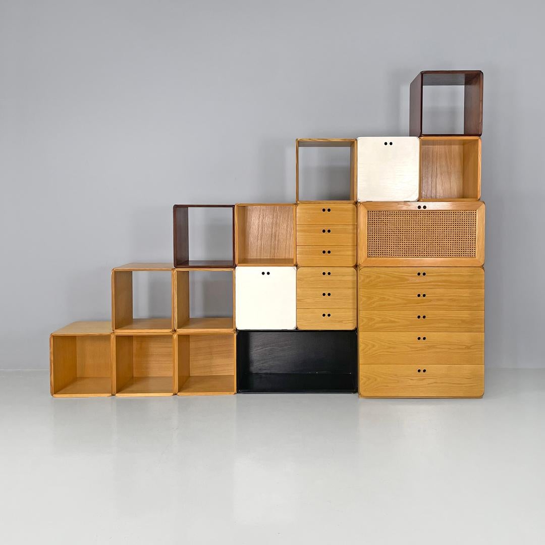 Italian modern modular bookcase Samara by Derk Jan de Vries for Maisa, 1970s
Wooden modular bookcase mod. Samara. The modules present are various: a rectangular chest of drawers in light wood with five drawers, two cubic chests of drawers in light