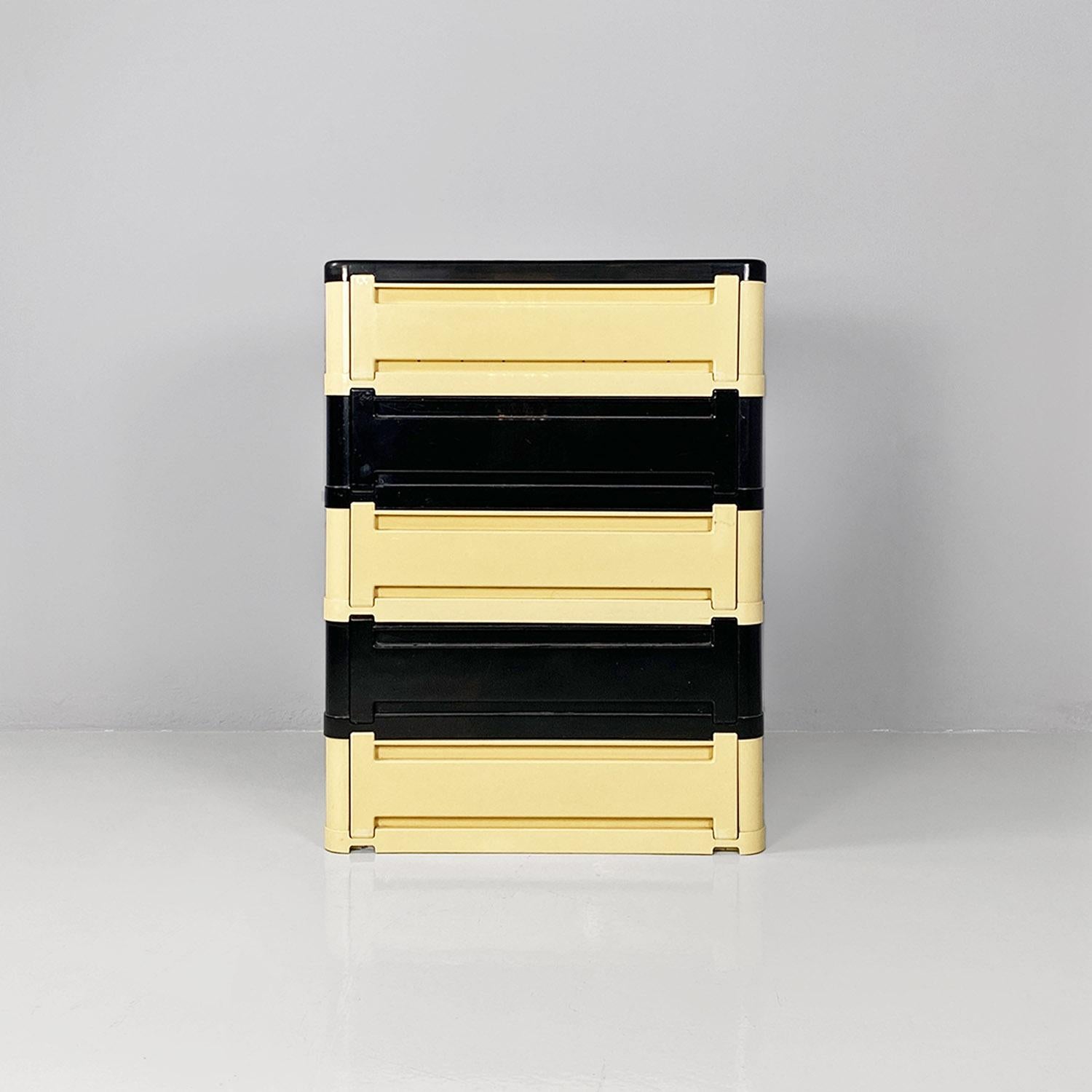 Italian modern modular chest of drawer 4964 by Olaf Von Bohr for Kartell, 1970s.
Modular chest of drawers model 4964 with a rectangular base with rounded corners, with five modules of plastic drawers, with flap, alternating in black and