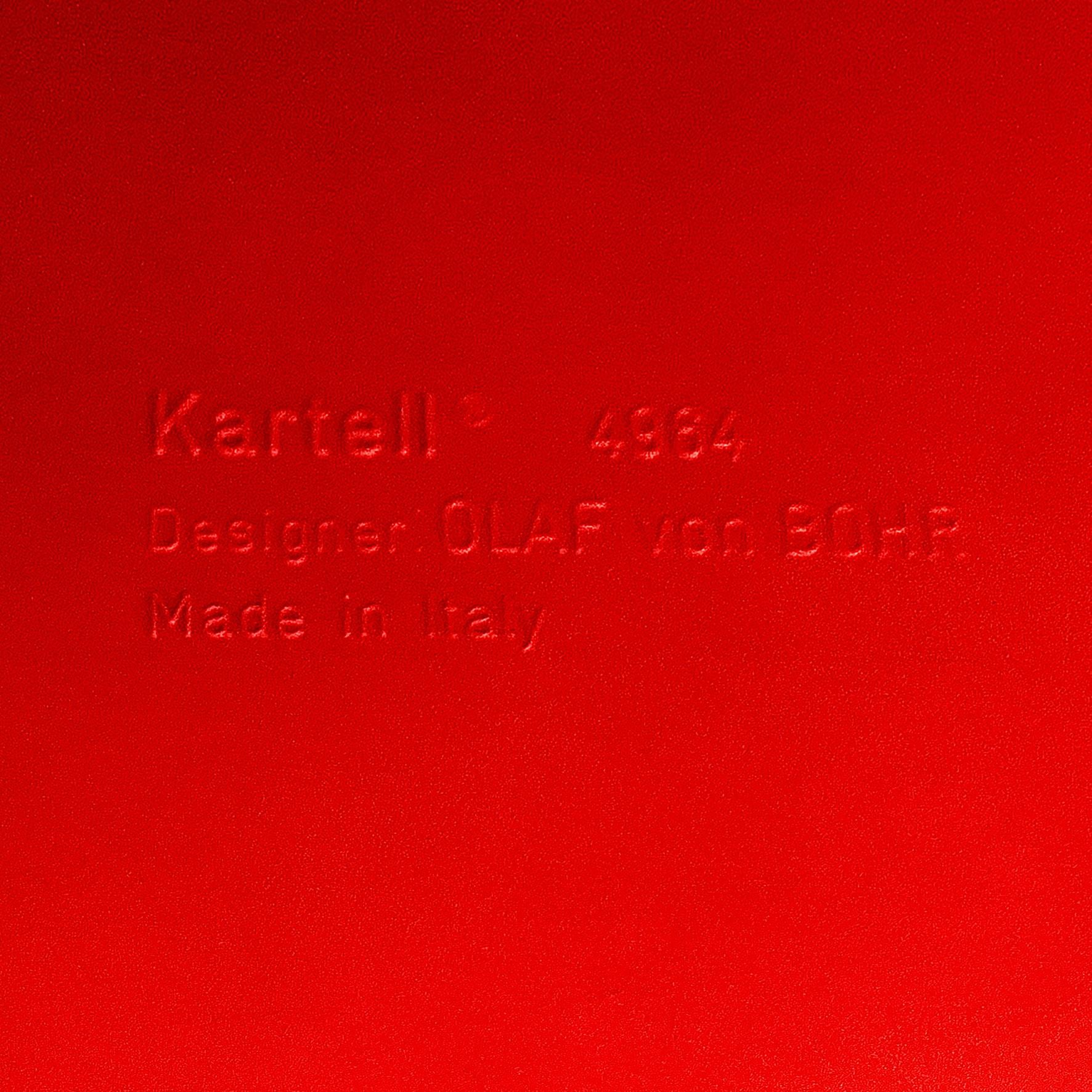 Italian modern modular chest of drawer 4964 by Olaf Von Bohr for Kartell, 1970s.
Modular chest of drawers model 4964 with a rectangular base with rounded corners, with four modules of plastic drawers, with flap, alternating in black and