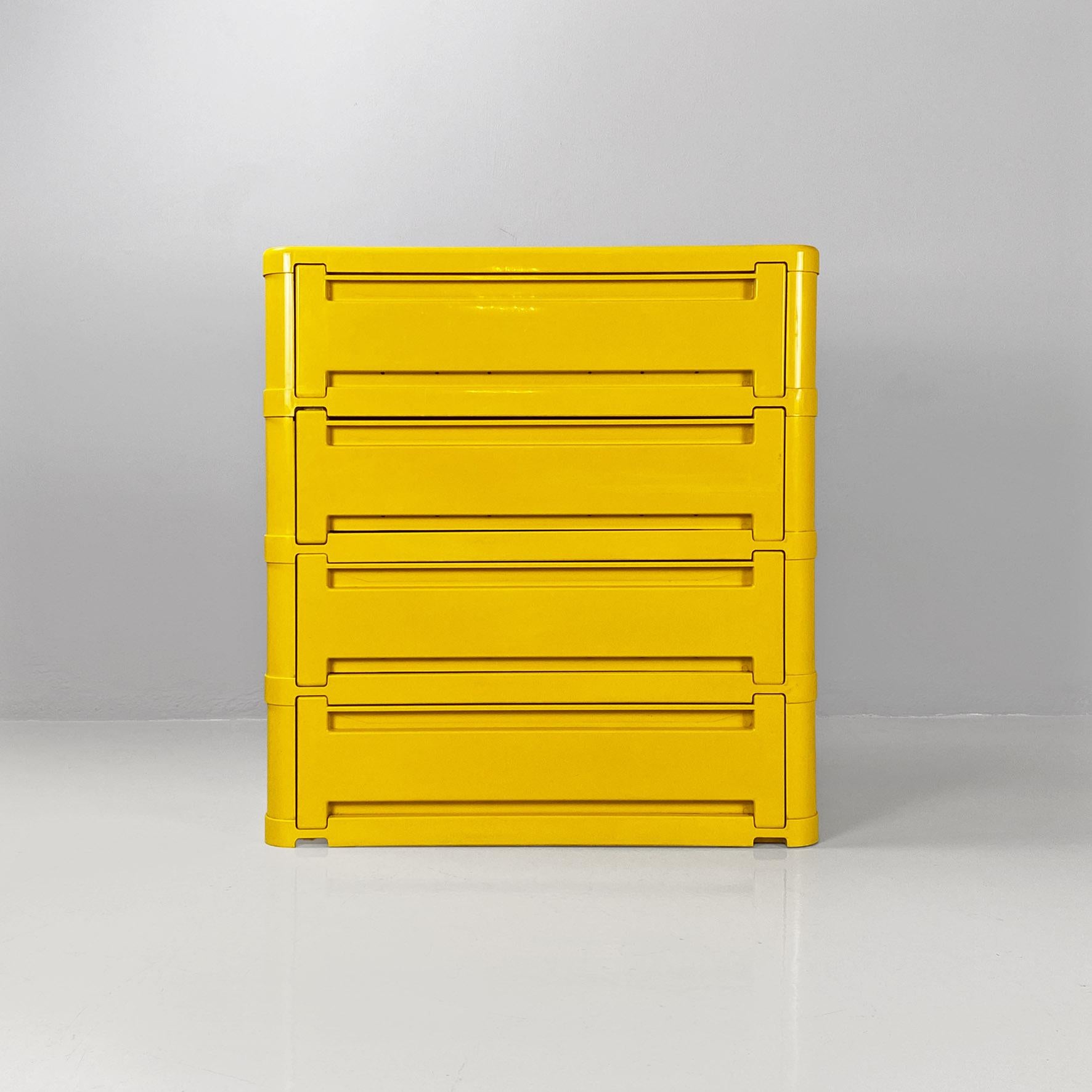 Commode moderne italienne modulaire brillante et jaune vif 4964 par Olaf Von Bohr pour Kartell, 1970
Commode modulaire modèle 4964, avec une base rectangulaire aux coins arrondis, en plastique jaune brillant. L'étagère à chaussures est composée de