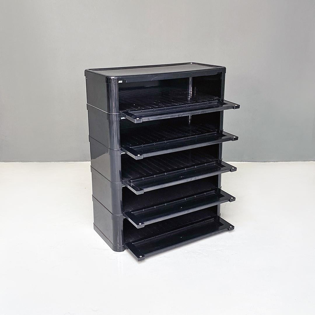 Italian modern modular chest of drawers or shoe rack mod. 4964 by Olaf Von Bohr for Kartell, 1970s.
Modular chest of drawers or shoe rack with rectangular base with rounded corners, in black plastic. The six modules that make up the composition of