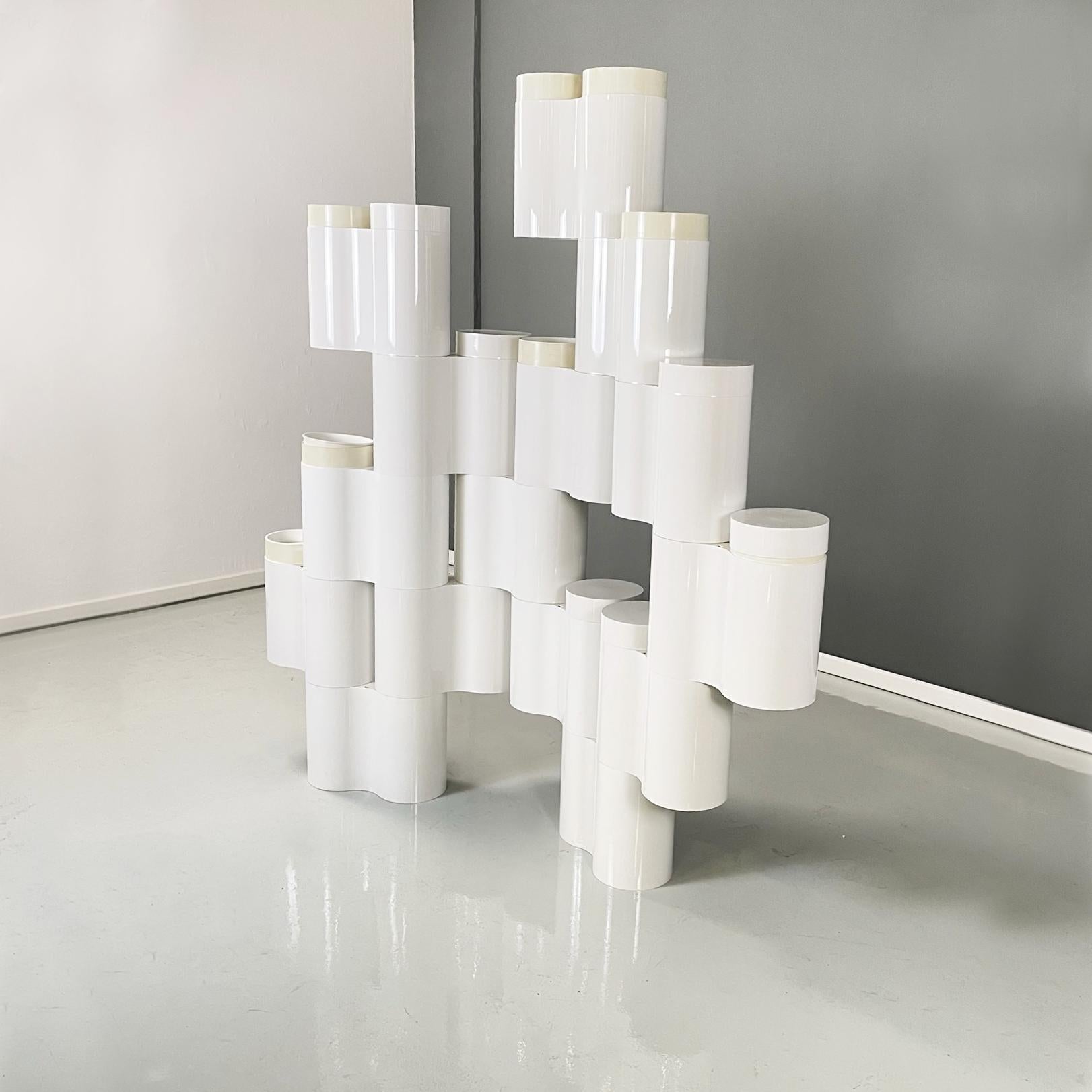Italian modern Modular equipped wall mod. Fiocco by Pierluigi Spadolini for Kartell, 1970s
Rare modular equipped wall mod. Fiocco in white plastic. Consisting of 15 modules and 11 round top caps, which can be positioned as desired. Each module