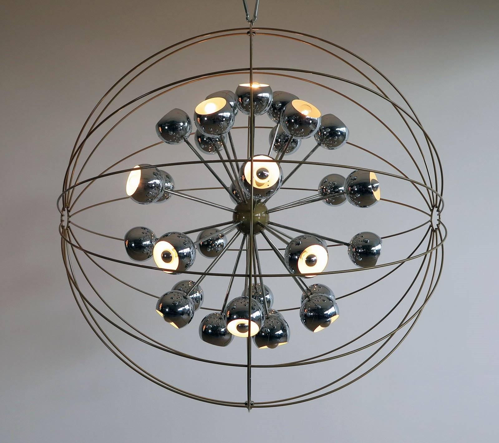 Création unique avec 30 lampes originales Reggiani en forme de globe oculaire chromé, comme des étoiles dans l'espace, arrondies
avec un cadre métallique.
Nous pouvons câbler pour les normes américaines, 30 ampoules E27.