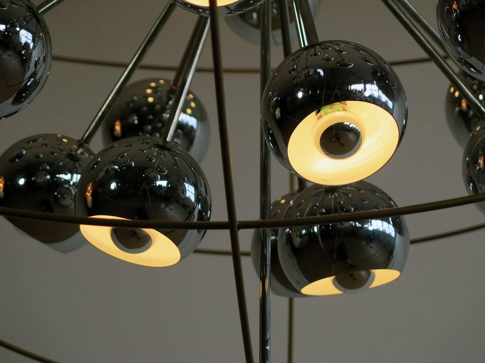 XX secolo Lampadario italiano moderno a più luci Sputnik con lampade Reggiani cromate, 1970 in vendita