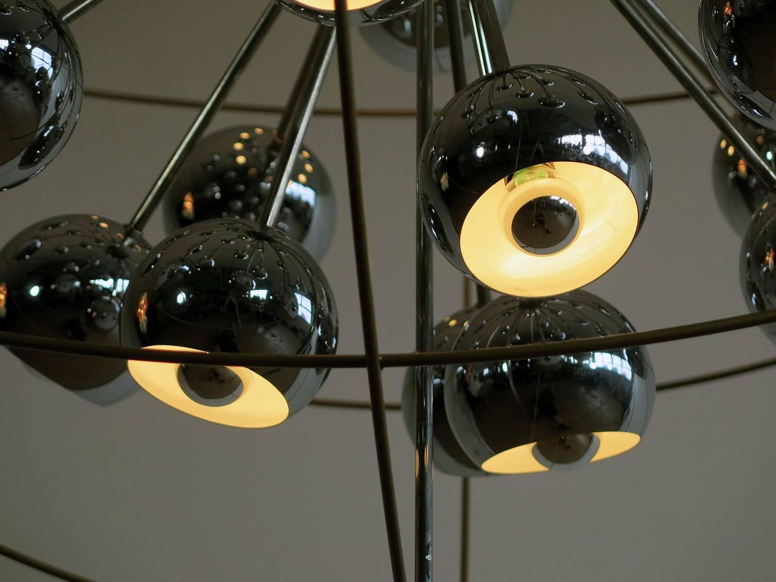 Chrome Lustre moderne italien à plusieurs lumières Spoutnik avec lampes Reggiani chromées, 1970 en vente