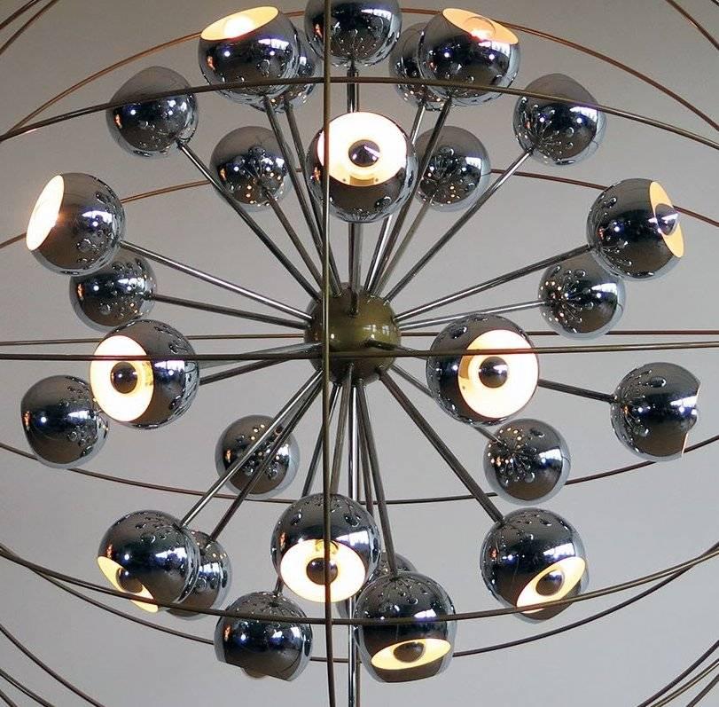 Cromo Lampadario italiano moderno a più luci Sputnik con lampade Reggiani cromate, 1970 in vendita